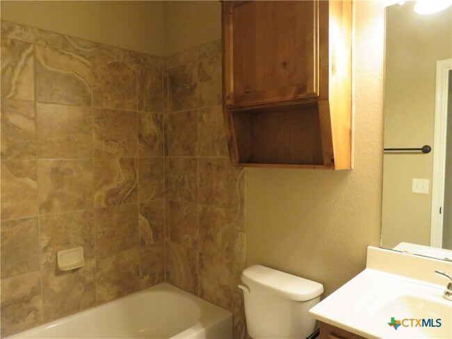 Building Photo - 405 Sladecek Dr