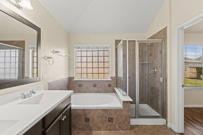 Building Photo - 5606 Drumlin Field Way