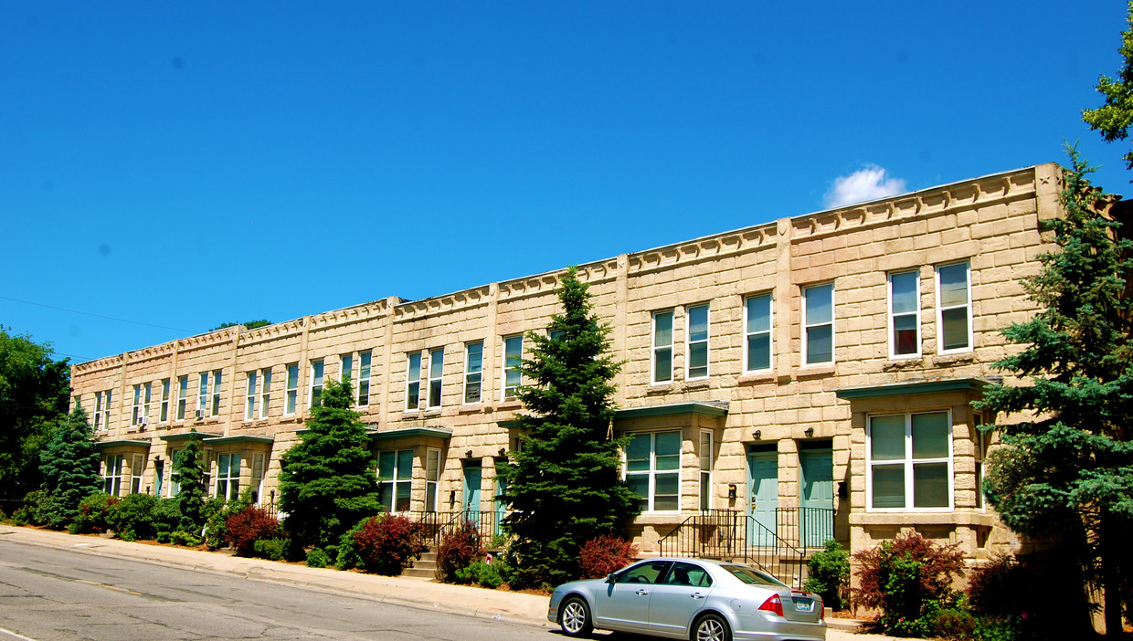 Building Photo - Castle Townhomes