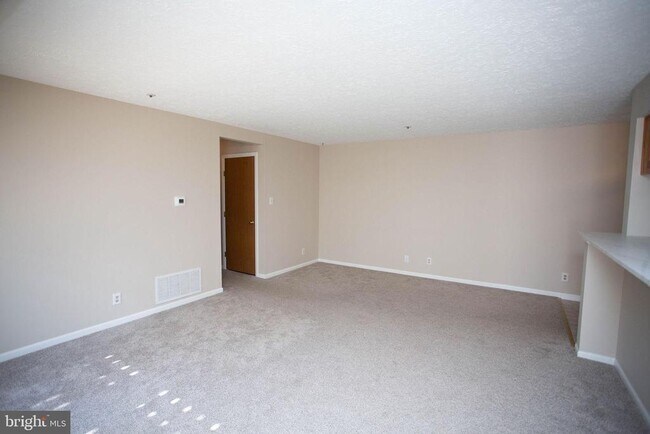 Foto del edificio - 19 Inverness Cir