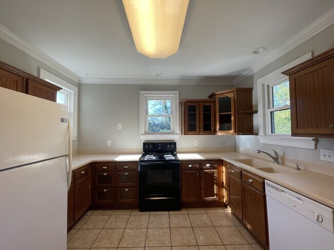 Building Photo - Beautiful Two Bedroom Apartment on Ridge Ave.