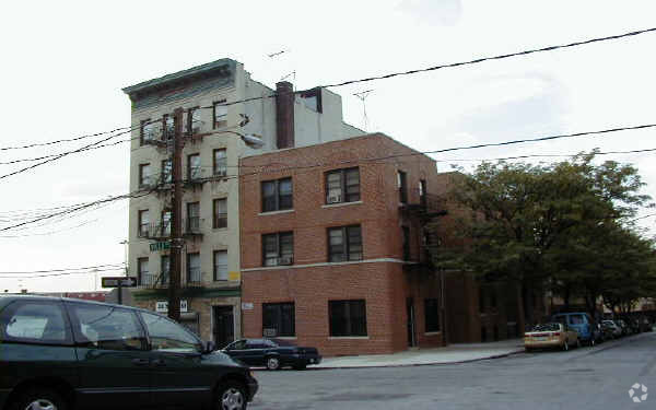 Foto principal - 16 E 205th St