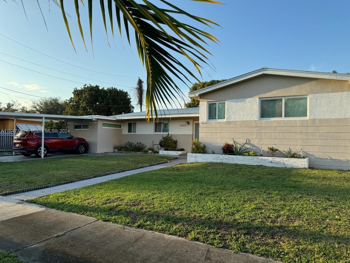 Foto principal - 225 NE 175th Terrace