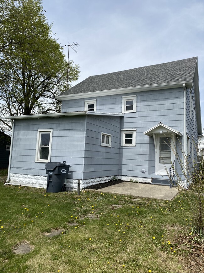 Rear Entry - 1107 W Oak St
