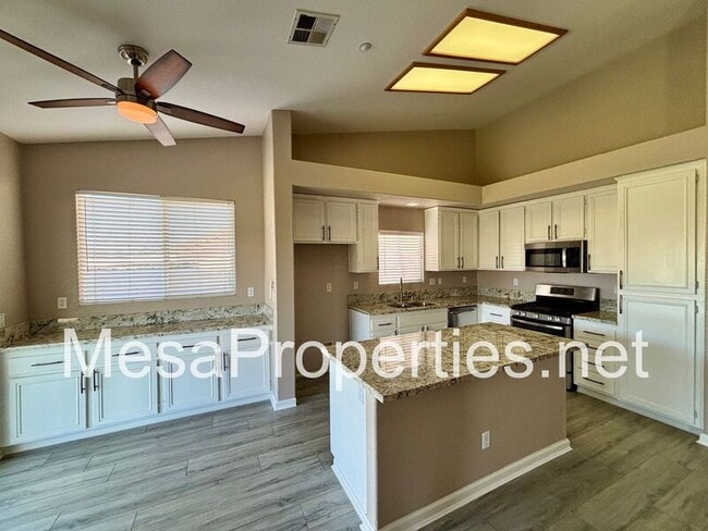 Foto del edificio - 15389 Megan Ct