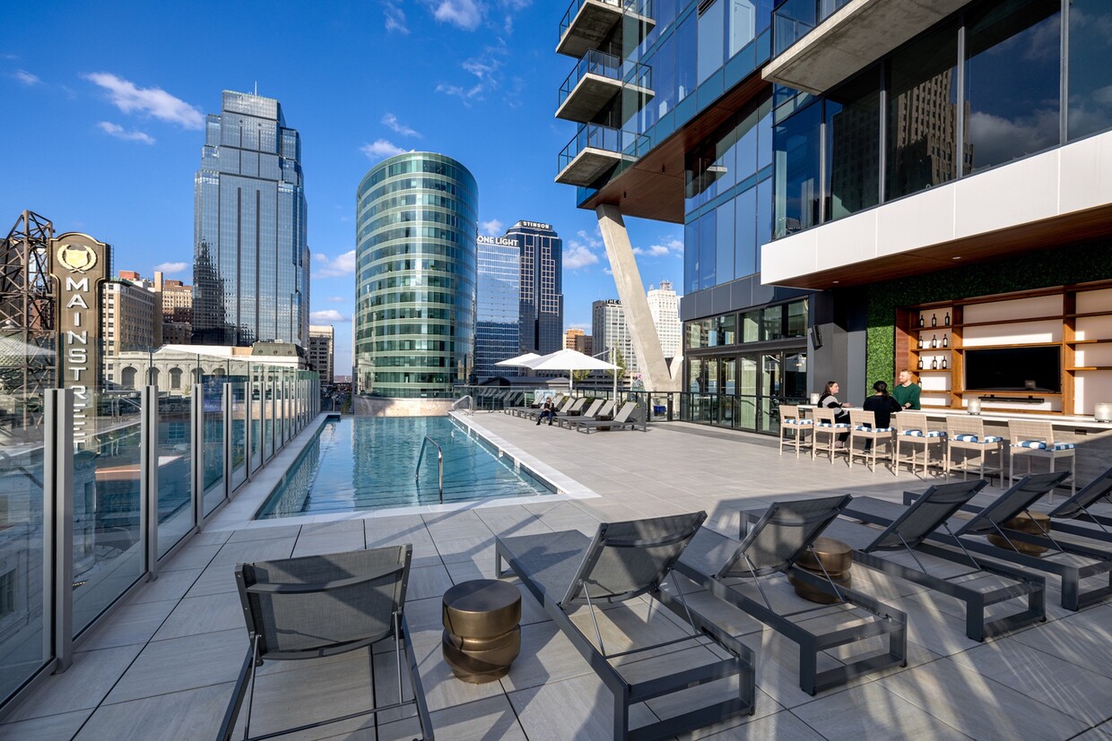 The Infinity-Edge Pool at Three Light Luxury Apartments - Three Light Luxury Apartments