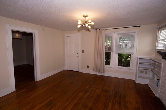 Foto del edificio - ADORABLE Historic 2/2 Bungalow In The Hear...