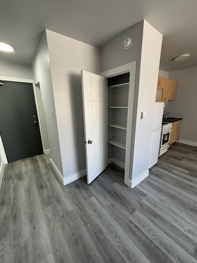 Building Photo - 570 Ellice Ave