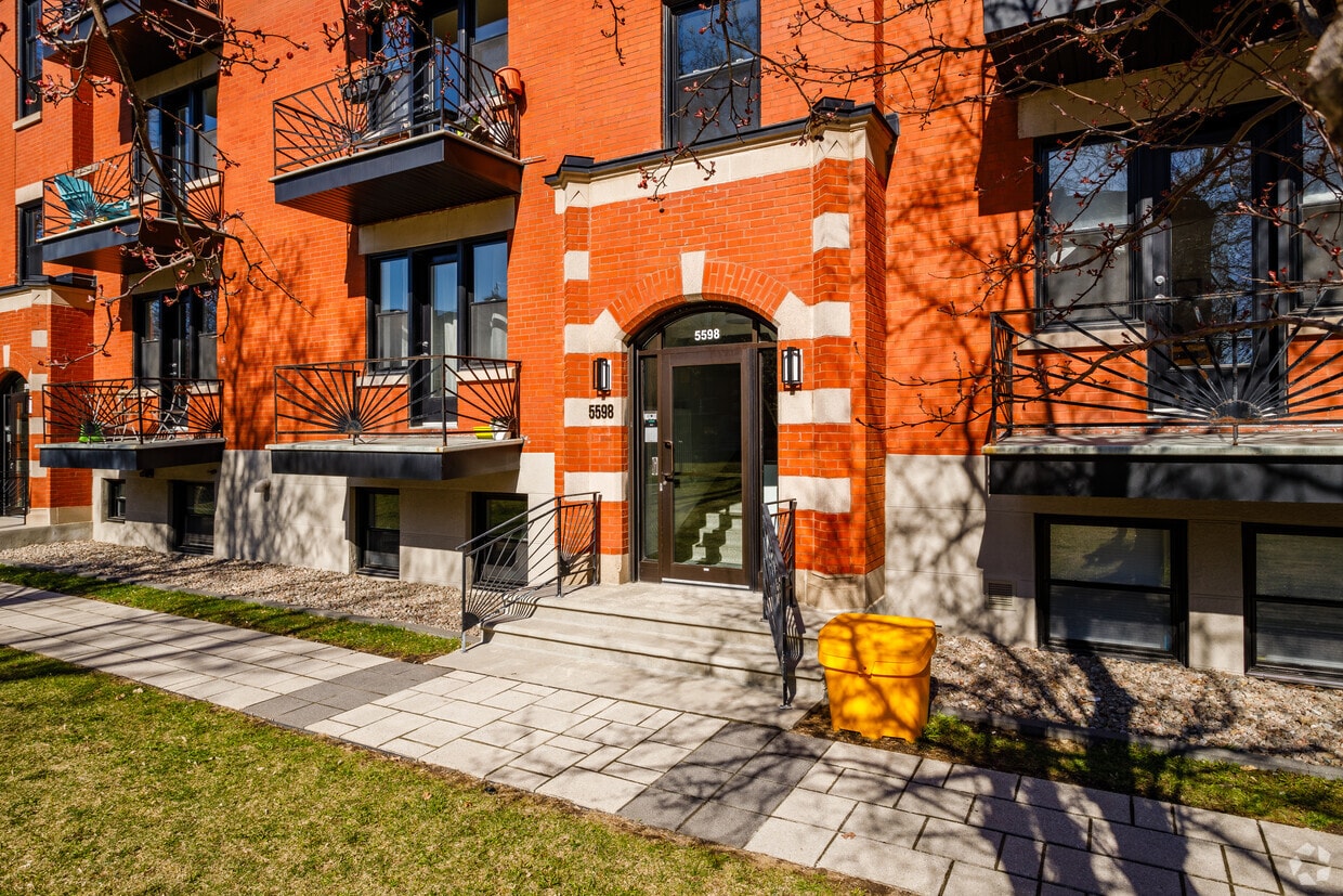 Building Photo - Jardins Des Saules