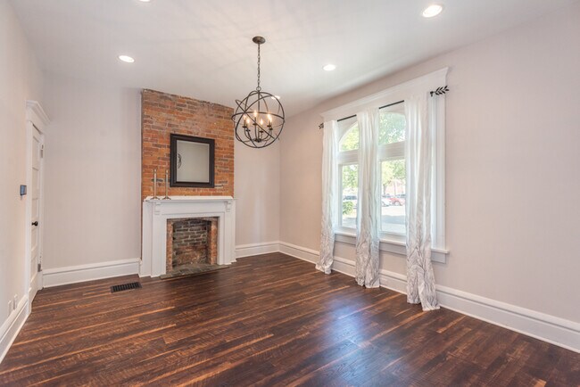 Living - 17 W Kossuth St