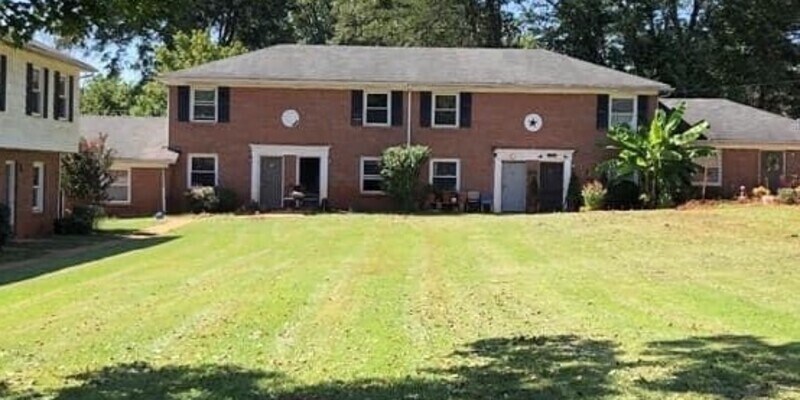 Primary Photo - 1313 Royal Manor