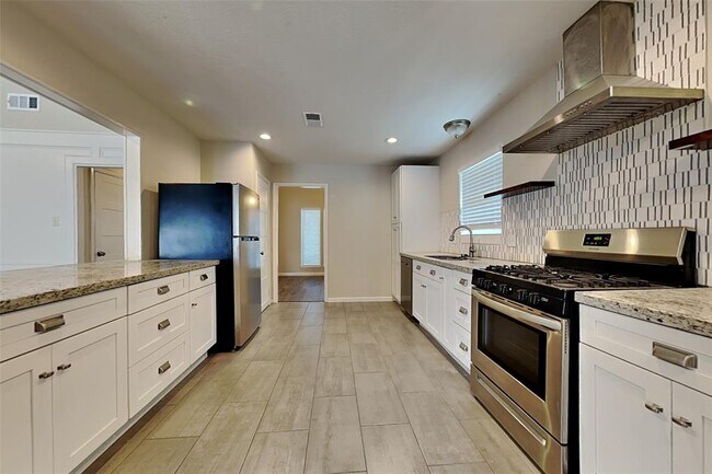 Building Photo - 2026 Willow Point Dr