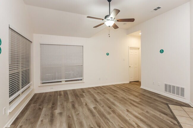 Foto del edificio - 308 Creekview Dr