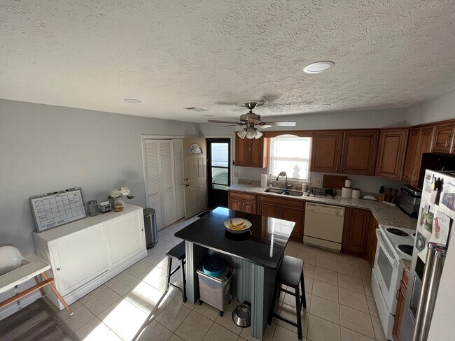 Cocina - 406 Wittel Ave