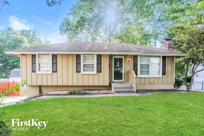 Foto principal - 706 N Redwood Dr