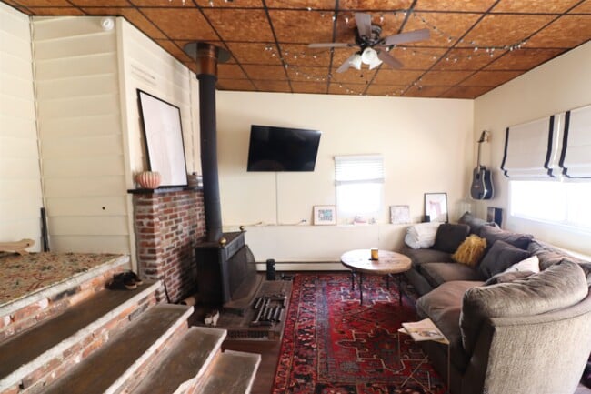 Building Photo - 612 Grand St