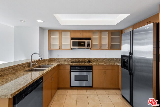 Building Photo - 13700 Marina Pointe Dr