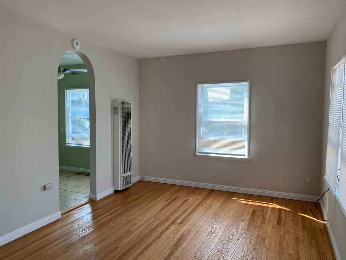 Primary Photo - 1825 E Broadway