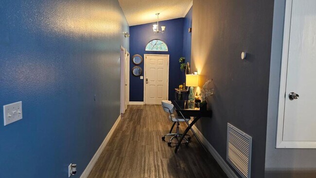 Photo - 510 Castlemain Cir House