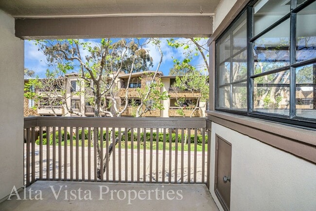 Building Photo - Villa La Jolla Dr 8840-204