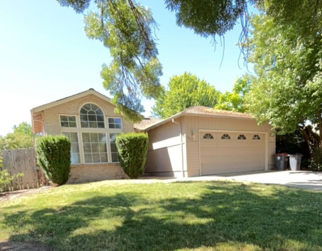 Foto principal - 3 Bedroom 2 bath house coming available!