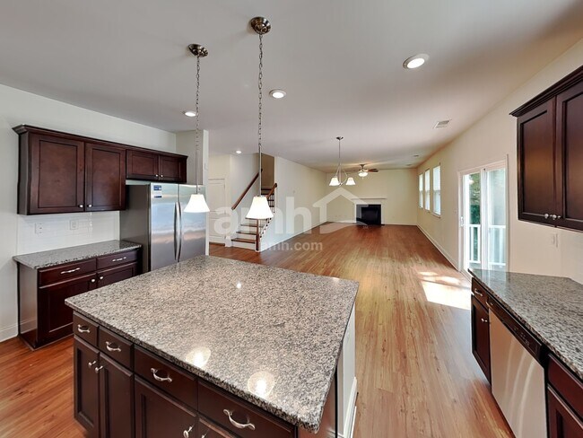 Foto del edificio - 3021 Greenmont Cir
