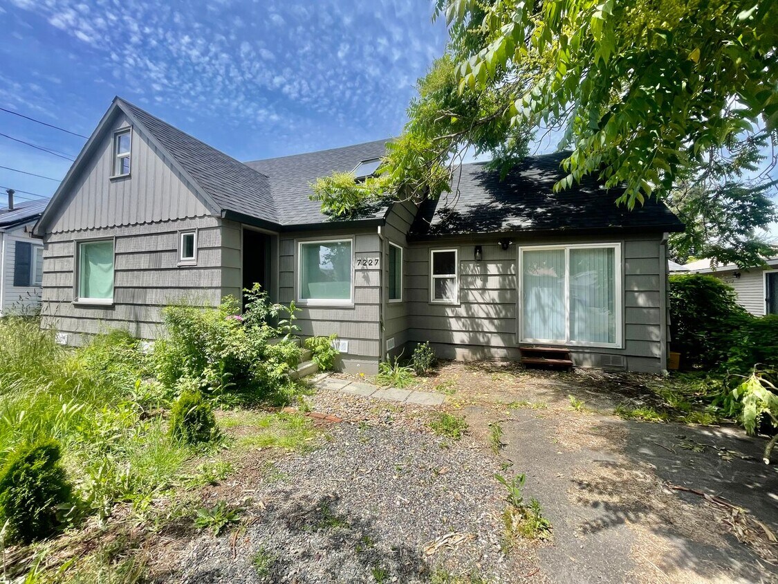 5-Bedroom, 2 Bathroom Home with In-Unit Wa... - 5-Bedroom, 2 Bathroom Home with In-Unit Wa...