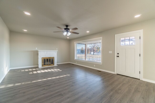 Building Photo - Beautiful Newly Remodeled 3 Bed / 2 Bath H...