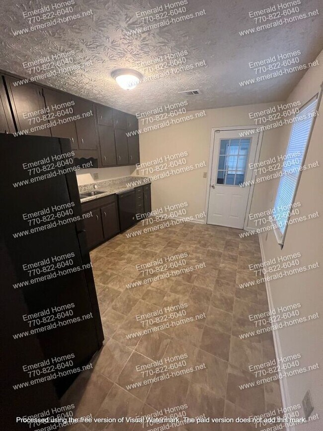 Building Photo - 2 bedroom 1 bath duplex available off of H...