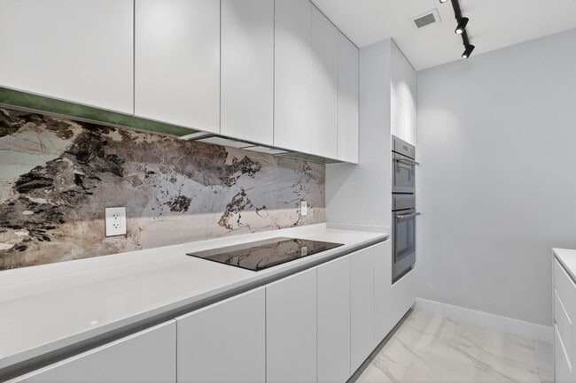 Building Photo - 700 NE 23rd St