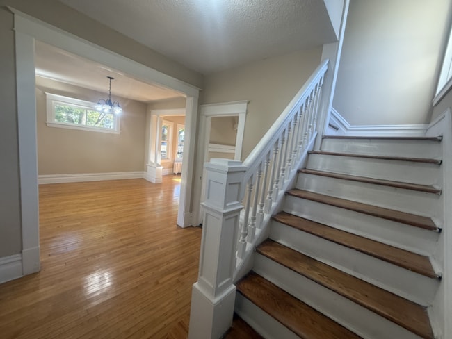 Building Photo - 350 George St W