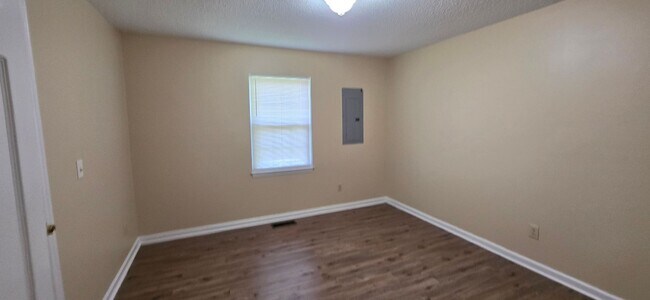 Foto del edificio - READY TO MOVE IN! 3 BEDS/2 BATHS!