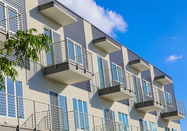 Foto del edificio - 4545 Bowser Ave