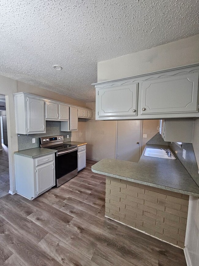 Building Photo - (3) Bed/(2) Bath in South OKC! Storm Shelt...