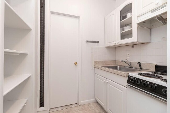 Building Photo - 335 E 94th St