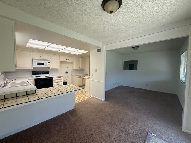 Building Photo - 3 bed, 2 bath single story home in central...