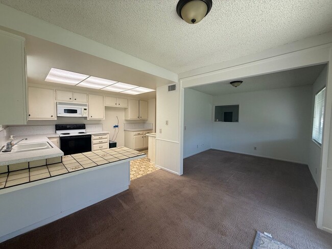Foto del edificio - 3 bed, 2 bath single story home in central...
