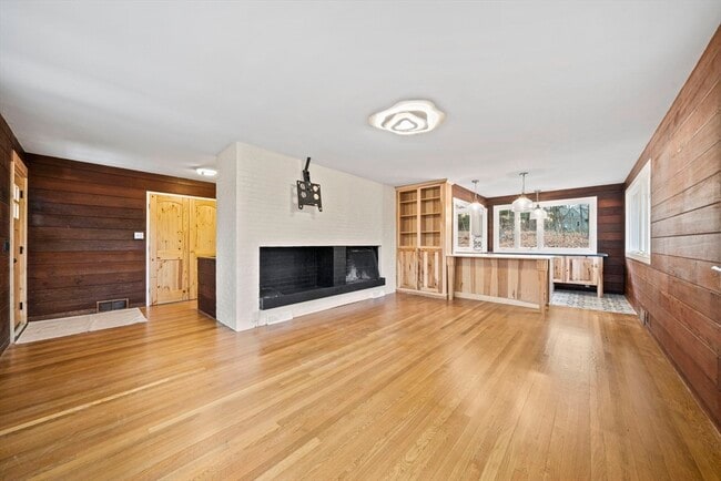 Building Photo - 12 Sabrina Farm