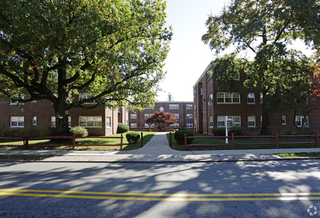 Foto del edificio - Arlington Court Apartments