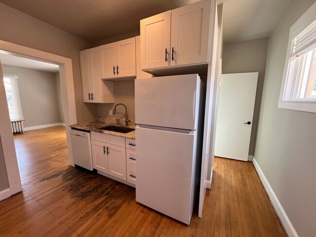 Foto del edificio - Newly Remodeled Modern 1-Bedroom Main Floor Apt