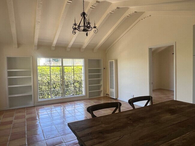 Foto del edificio - 7875 Hillside Ave