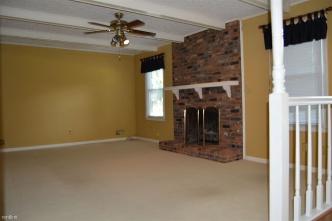 Building Photo - 4 br, 2.5 bath House - 2620 Thompson Dr