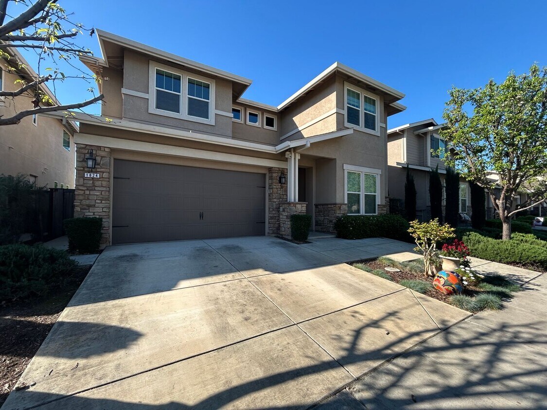 Building Photo - Welcome to Fiore Estates