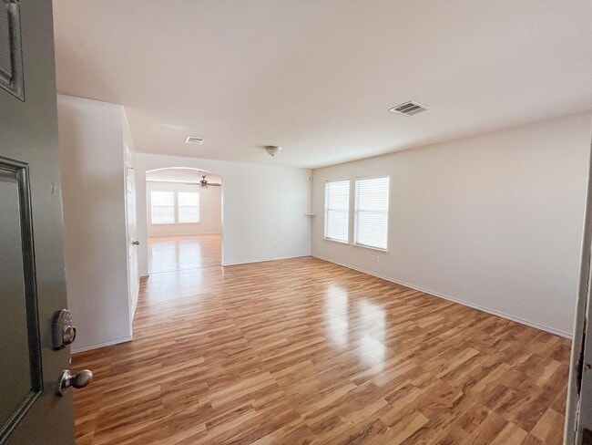 Building Photo - Spacious Home in Yowell Ranch
