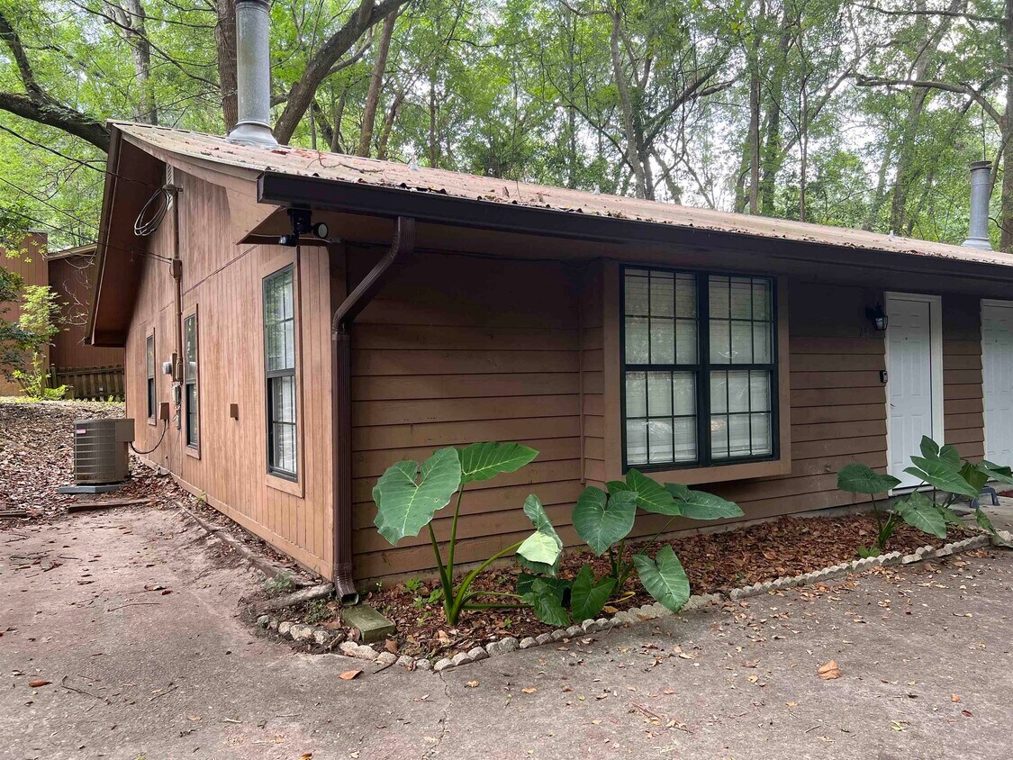 Foto principal - 2439 Wren Hollow Dr