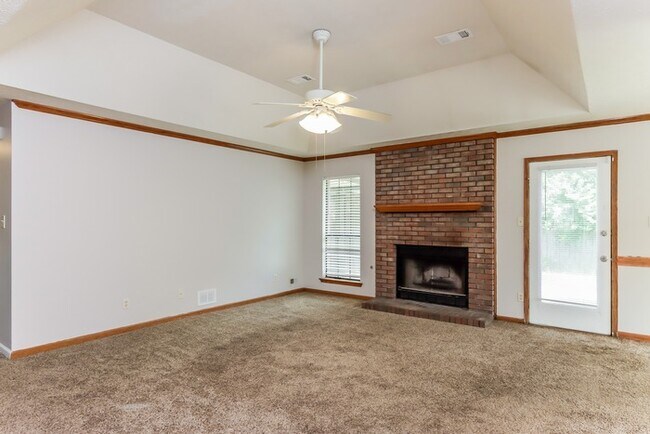 Building Photo - Adorable 4 Bedroom in Prattville!