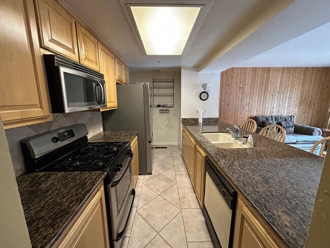 Foto del edificio - Long-term Lake Forest Glenn Condo