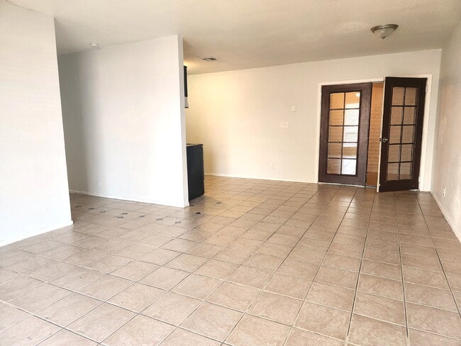 Foto del edificio - FIRST FLOOR LIVING WITH OPEN KITCHEN, DEN & CARPORT – GCU ACCESS