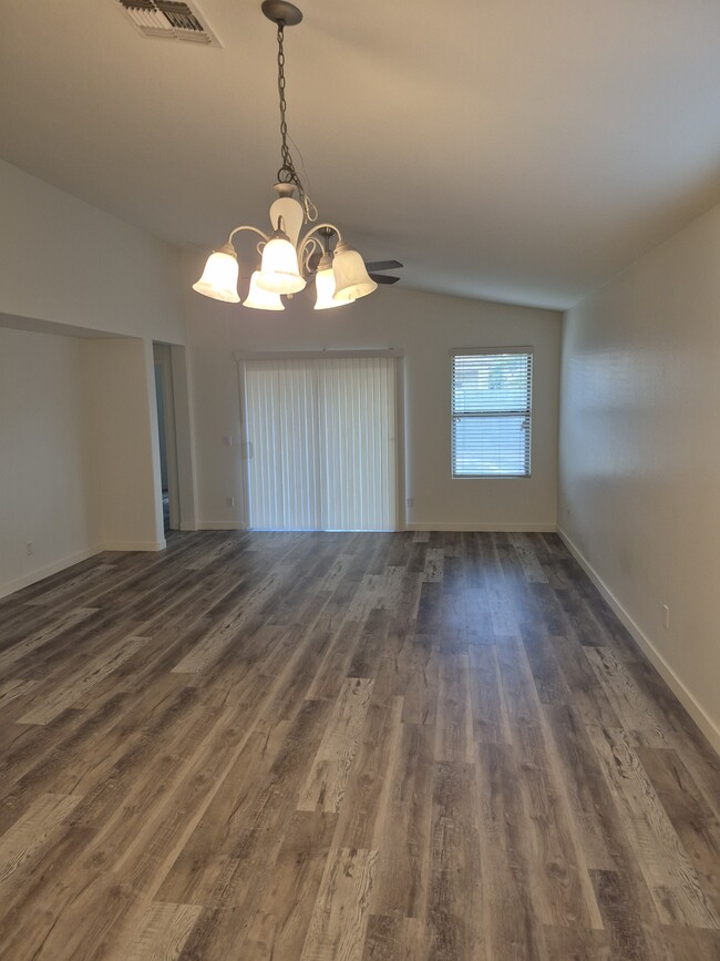 Main living area - 1725 W Matthews Dr