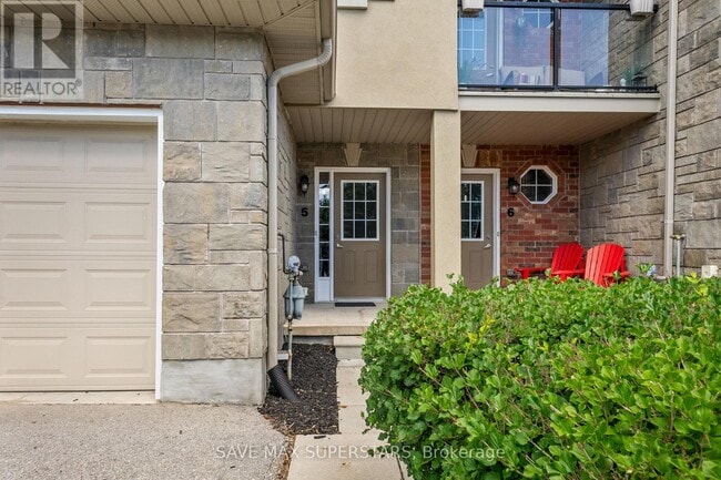 Building Photo - 49-49 Ferndale Dr S